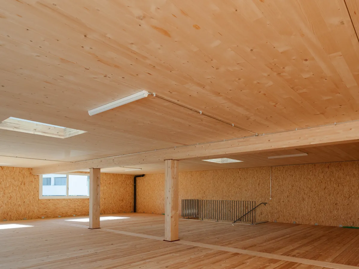 Brettsperrholzdecke mit Holzträger und Stützen im Obergeschoss