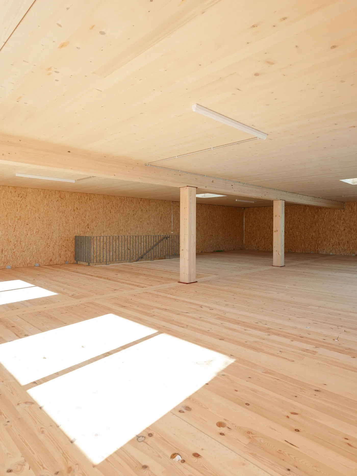 Holzstütze mit Brettsperrholzdecke im Obergeschoss